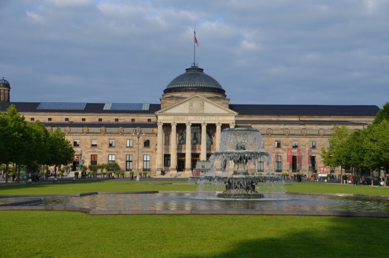 Wiesbaden: Silvester ohne Feuerwerk – Kurhaus erleuchtet in spektakulärer Licht-Show