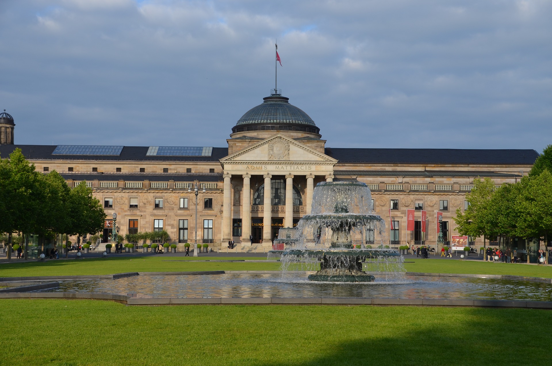 Wiesbaden: Silvester ohne Feuerwerk – Kurhaus erleuchtet in spektakulärer Licht-Show